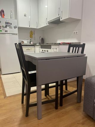 Mesa extensible Ikea HAUGAN + 2 sillas STEFAN