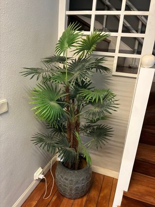 Maceta decorativa con planta artificial