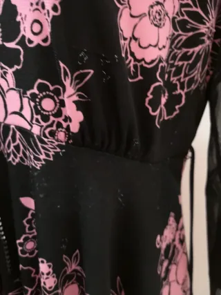 Blusa nera con fiori rosa taglia unica