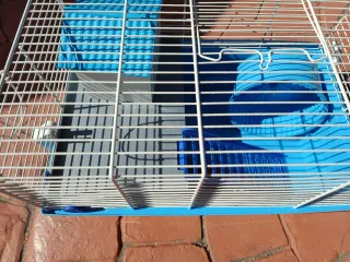 Jaula para roedores azul y blanca
