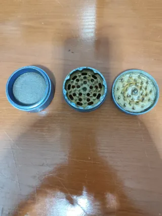 Picador de hierbas metálico