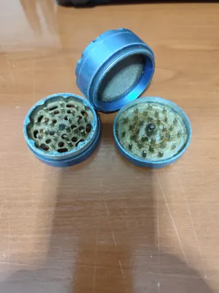 Picador de hierbas metálico