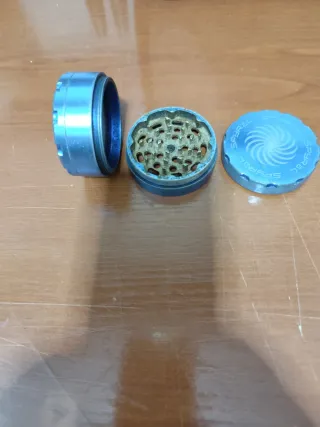 Picador de hierbas metálico