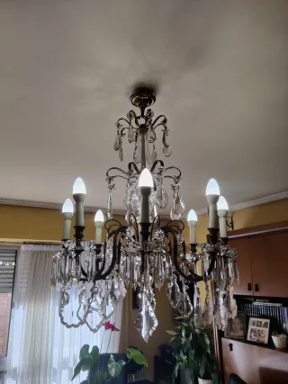 Lámpara de araña de bronce y cristal