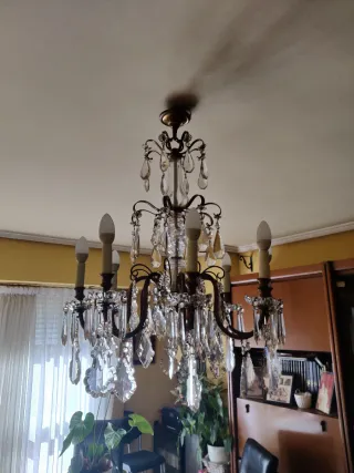 Lámpara de araña de bronce y cristal