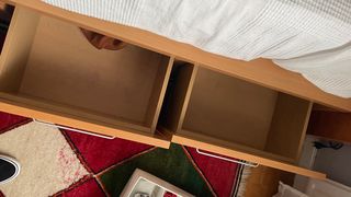 Estructura de cama de madera con cajones