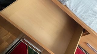 Estructura de cama de madera con cajones