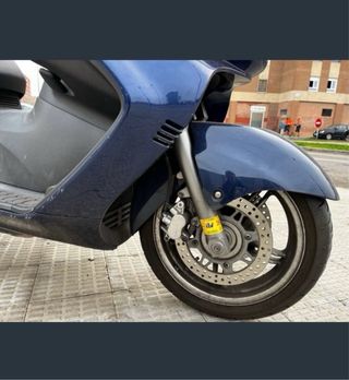 Suzuki Burgman 650 AN Maxi Scooter Azul