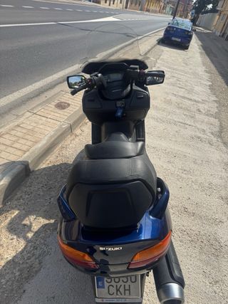 Suzuki Burgman 650 AN Maxi Scooter Azul