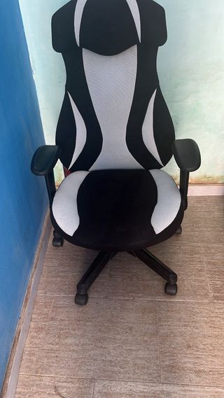 Poltrona da ufficio nera e grigia