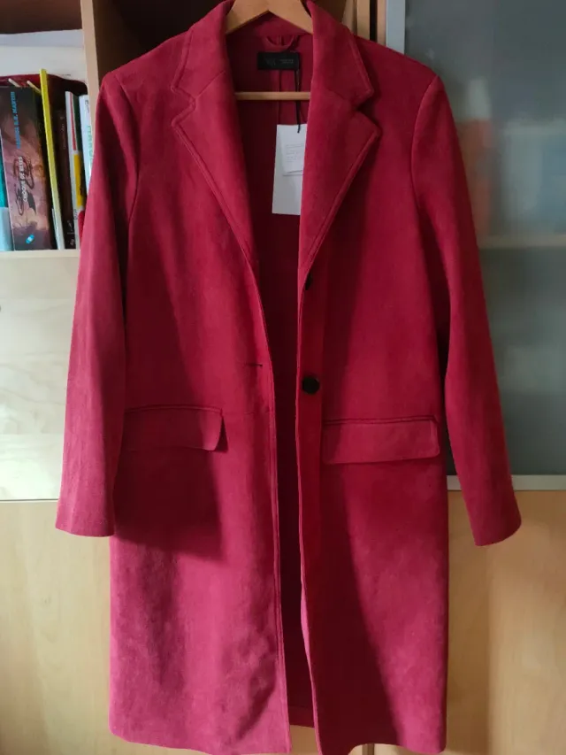 Abrigo Levita efecto ante, en color rojo oscuro