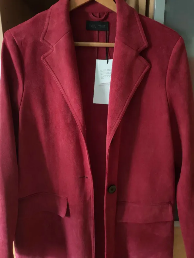 Abrigo Levita efecto ante, en color rojo oscuro