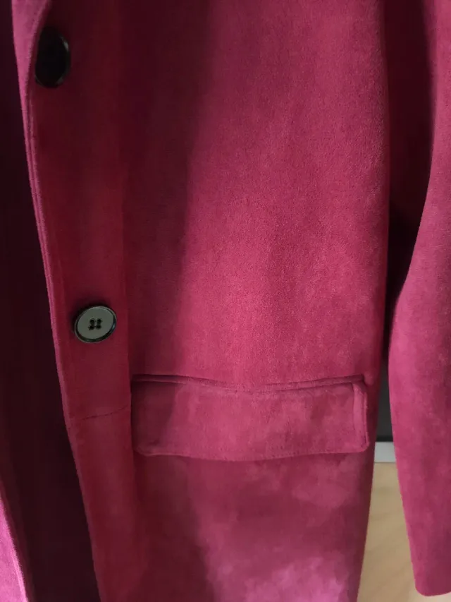 Abrigo Levita efecto ante, en color rojo oscuro