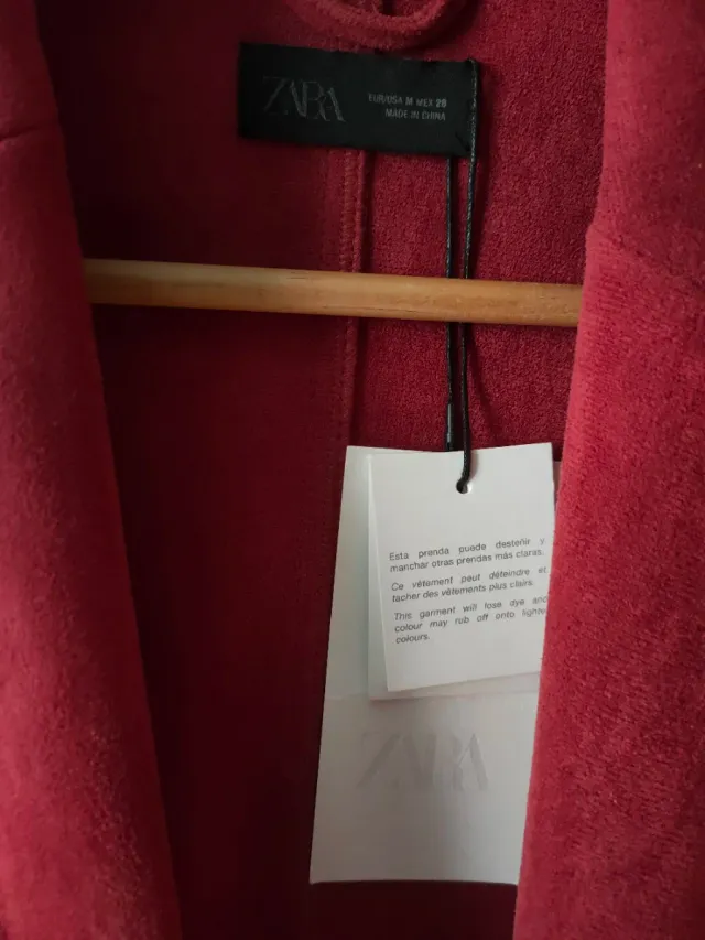 Abrigo Levita efecto ante, en color rojo oscuro