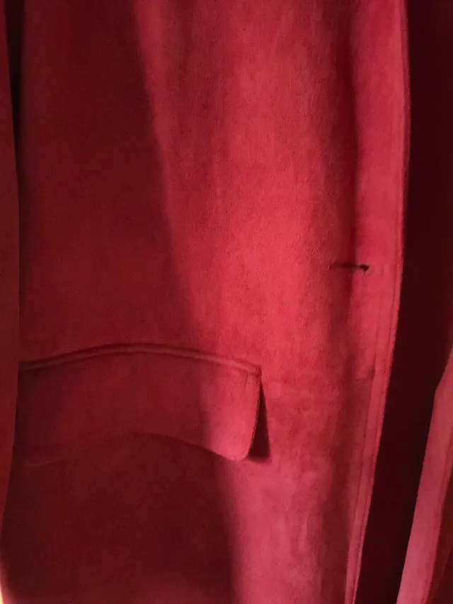 Abrigo Levita efecto ante, en color rojo oscuro