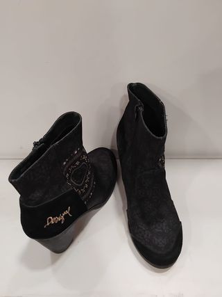 Botines Desigual Negros Bordados