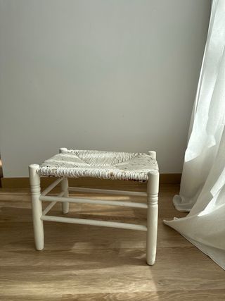 Banquito de mimbre blanco