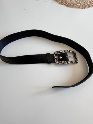 Cinturón de piel con hebilla plateada