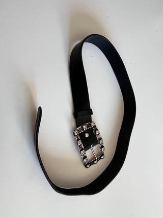 Cinturón de piel con hebilla plateada