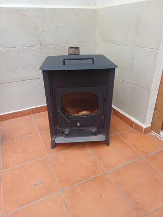 Estufa de leña negra, con salida de humo de 12cm.