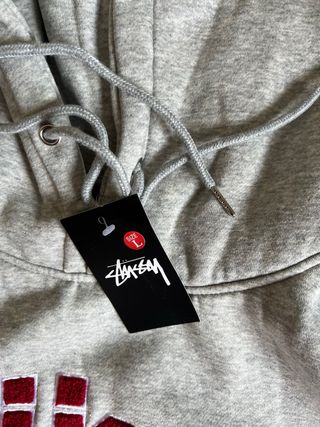 Sudadera Stussy Gris con Logo Rojo