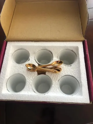 Set 6 saleros cerámica blanca y cucharas doradas