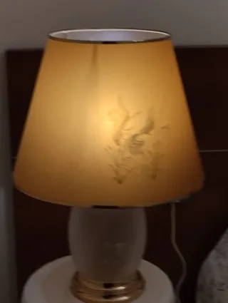 Lámpara de mesa dorada y blanca