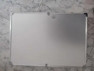 Maletín de aluminio plateado. No tiene marca.