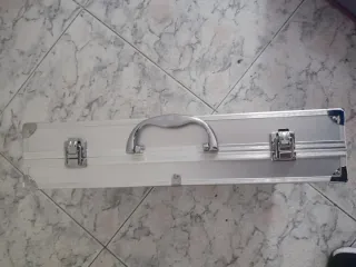 Maletín de aluminio plateado. No tiene marca.