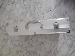 Maletín de aluminio plateado. No tiene marca.