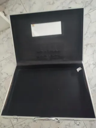 Maletín de aluminio plateado. No tiene marca.