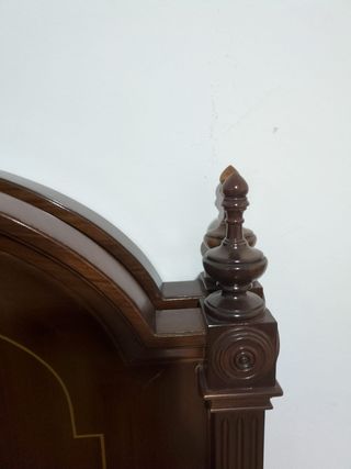 Cabeceros y mesita de noche de madera