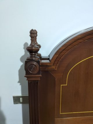 Cabeceros y mesita de noche de madera