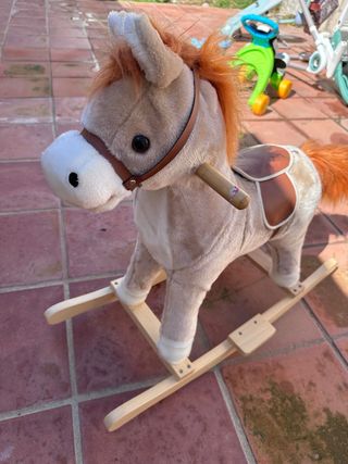 Caballito balancín de peluche