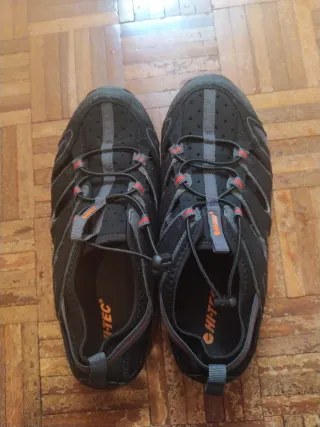 Sandalias de trekking negras y rojas