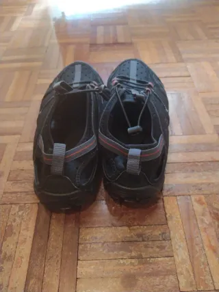 Sandalias de trekking negras y rojas