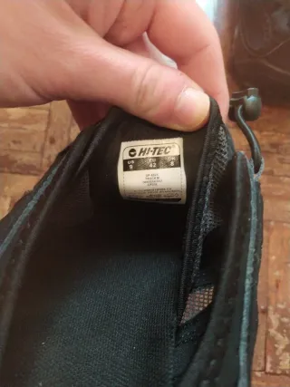 Sandalias de trekking negras y rojas