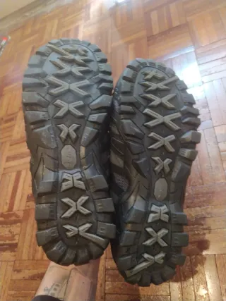 Sandalias de trekking negras y rojas