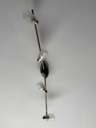 Lámpara de techo plateada con 3 focos