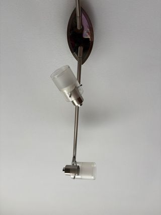 Lámpara de techo plateada con 3 focos