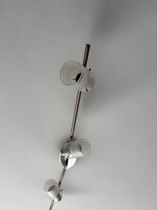 Lámpara de techo plateada con 3 focos