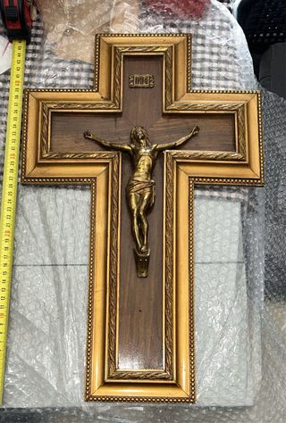 Crucifijo de bronce y madera
