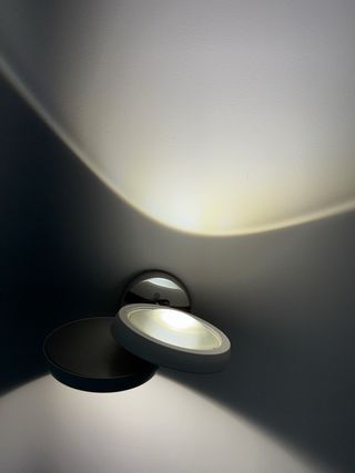 Aplique de pared blanco y plateado