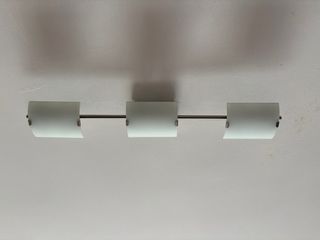 Lámpara de techo plateada y blanca