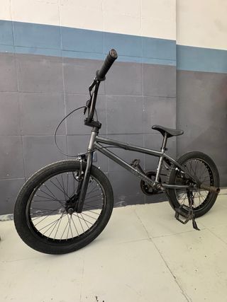 Bicicleta BMX gris