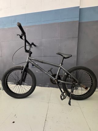 Bicicleta BMX gris