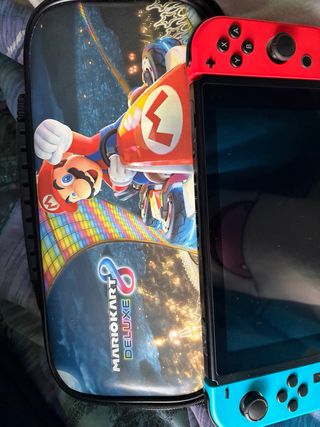 Nintendo Switch con funda y cargador