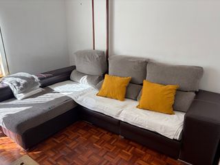 Sofá chaise longue marrón y gris