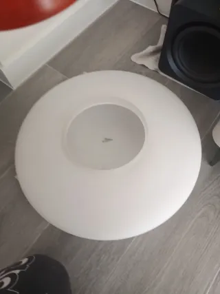 Lámpara de techo blanca con madera cerezo