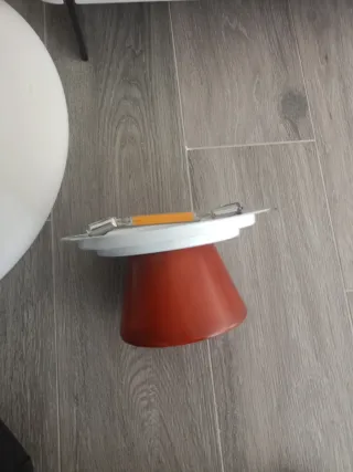 Lámpara de techo blanca con madera cerezo